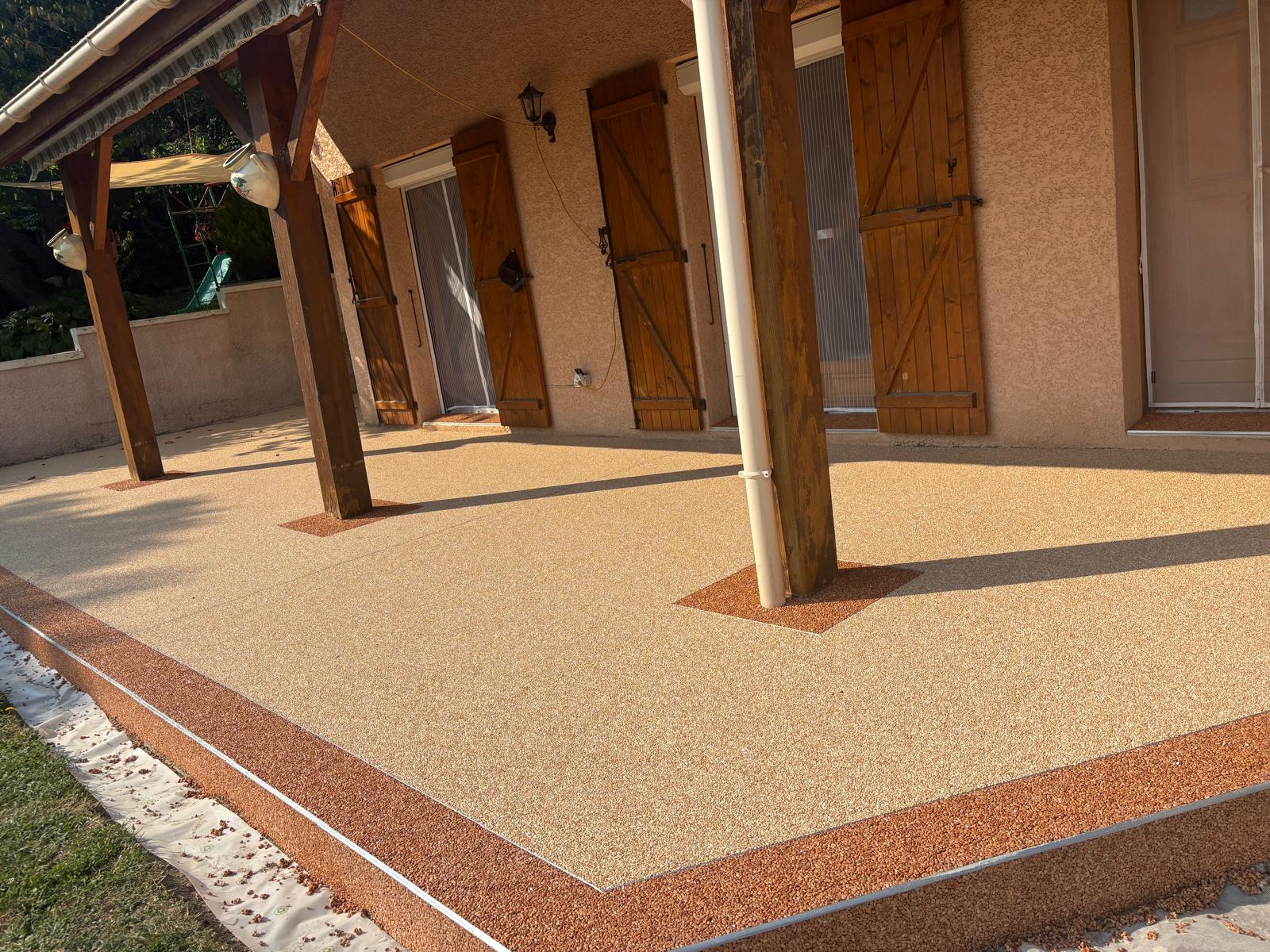 rénovation de terrasse en moquette de pierre terminée
